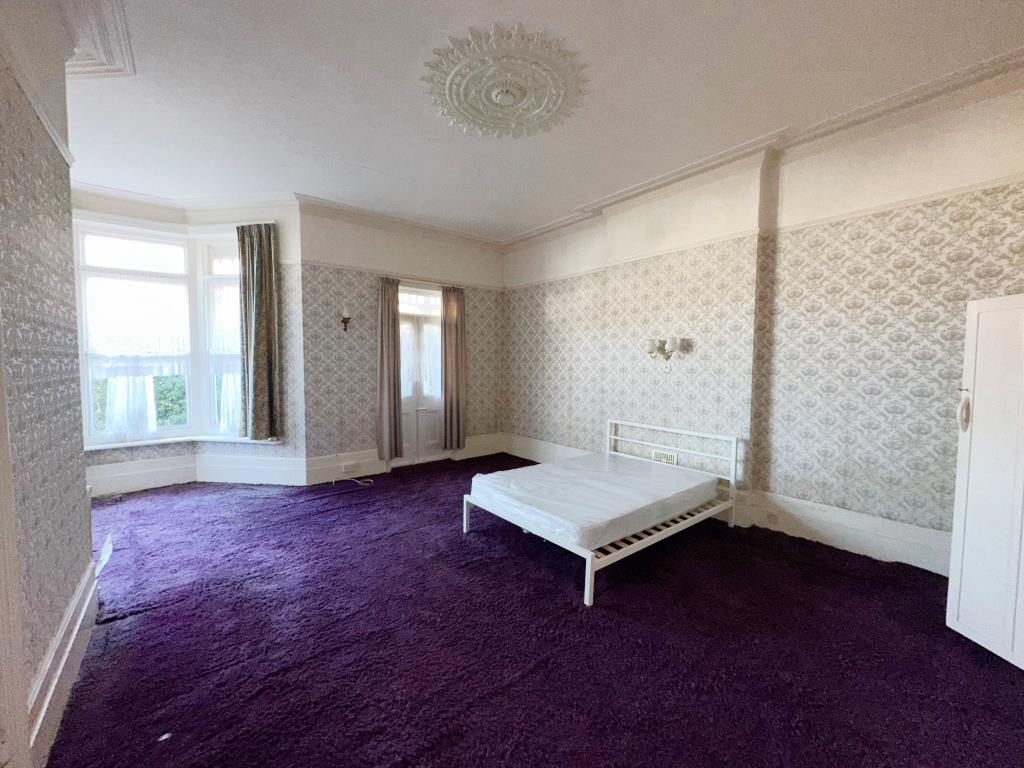 Lot: 141 - THREE-BEDROOM MAISONETTE FOR IMPROVEMENT - First floor bedroom with bay window